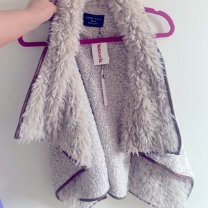 Never worn fur collar vest! Very fuzzy. Size medium